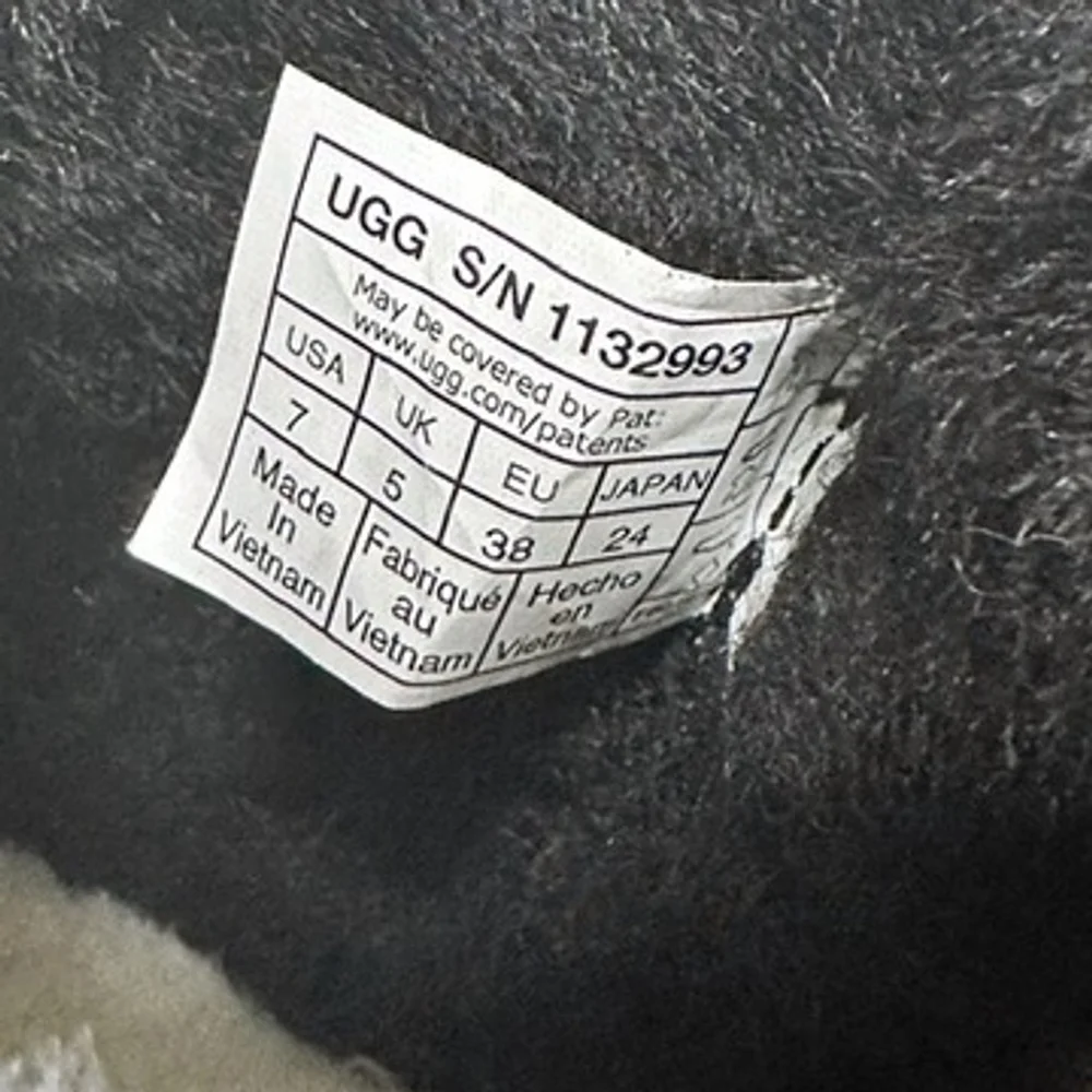 UGG romely black