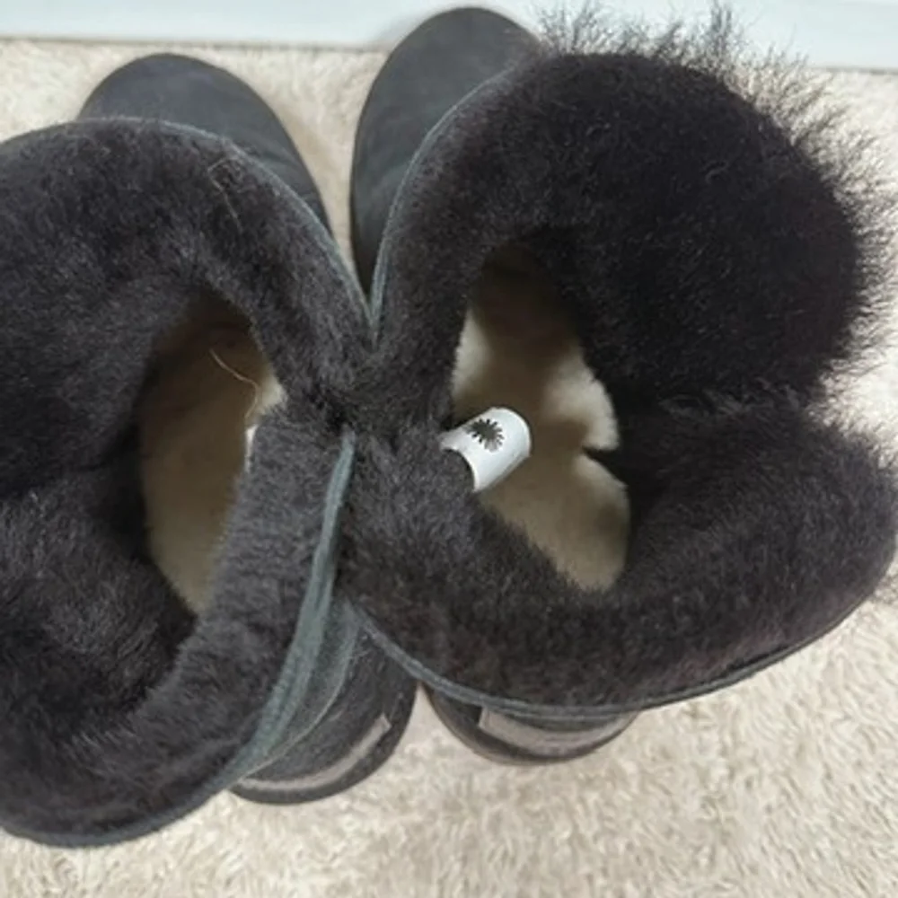 UGG romely black