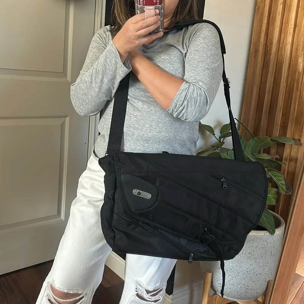 FUL Computer Laptop Crossbody work bag. 18X13
