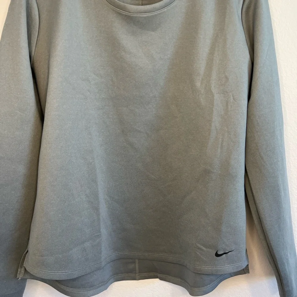 Nike pictured large tags