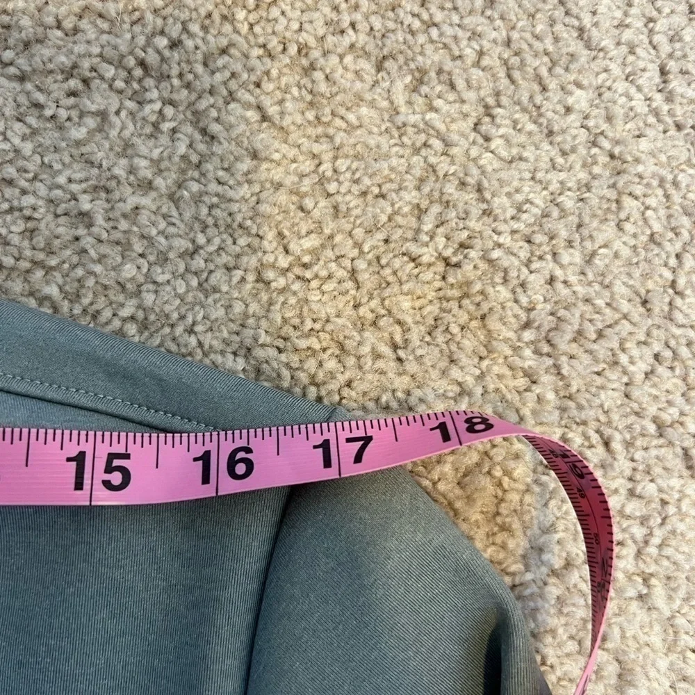 Nike pictured tags size