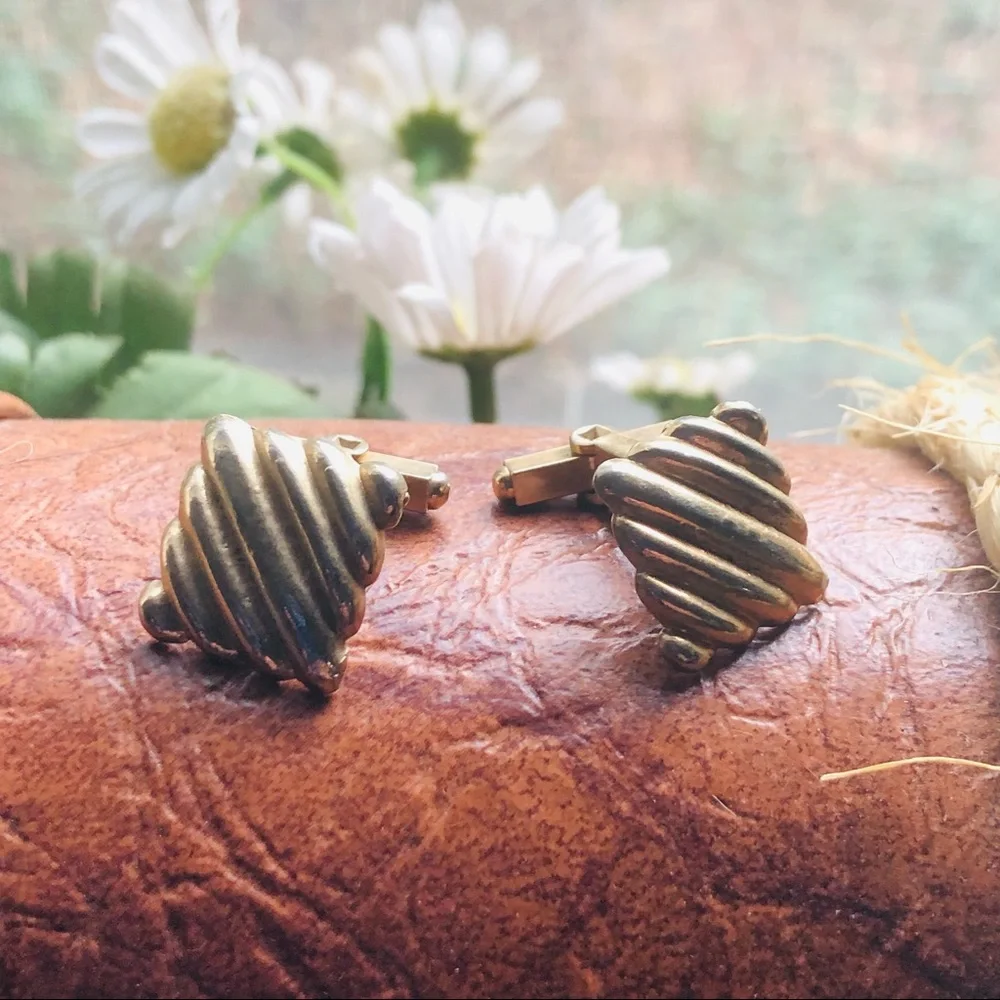 Vintage men’s gold textured square tilted style cuff links