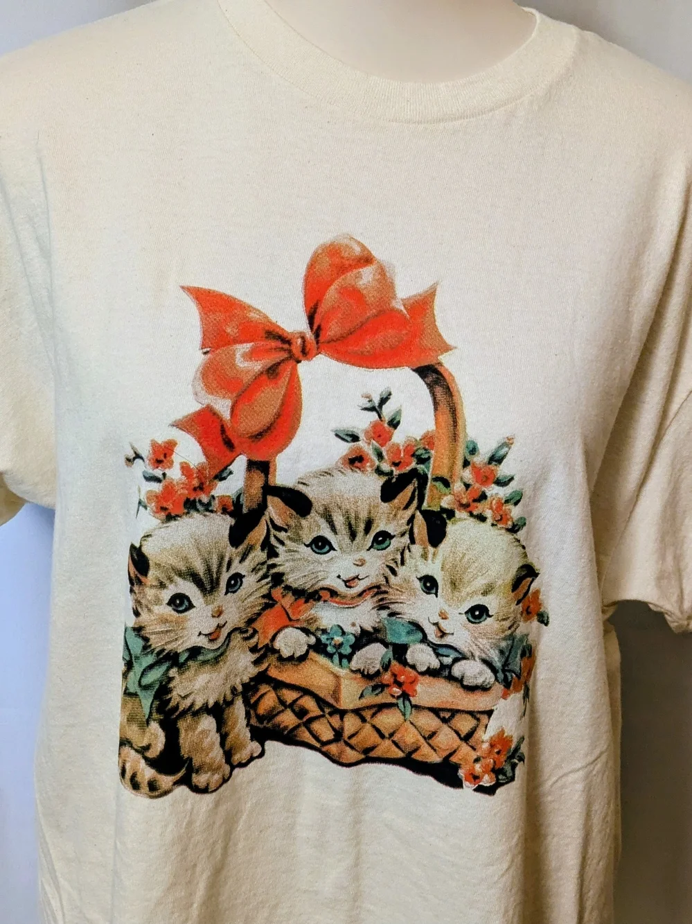🎆🎇Vintage-Inspired Cream Cat Graphic T-Shirt with Orange Bow