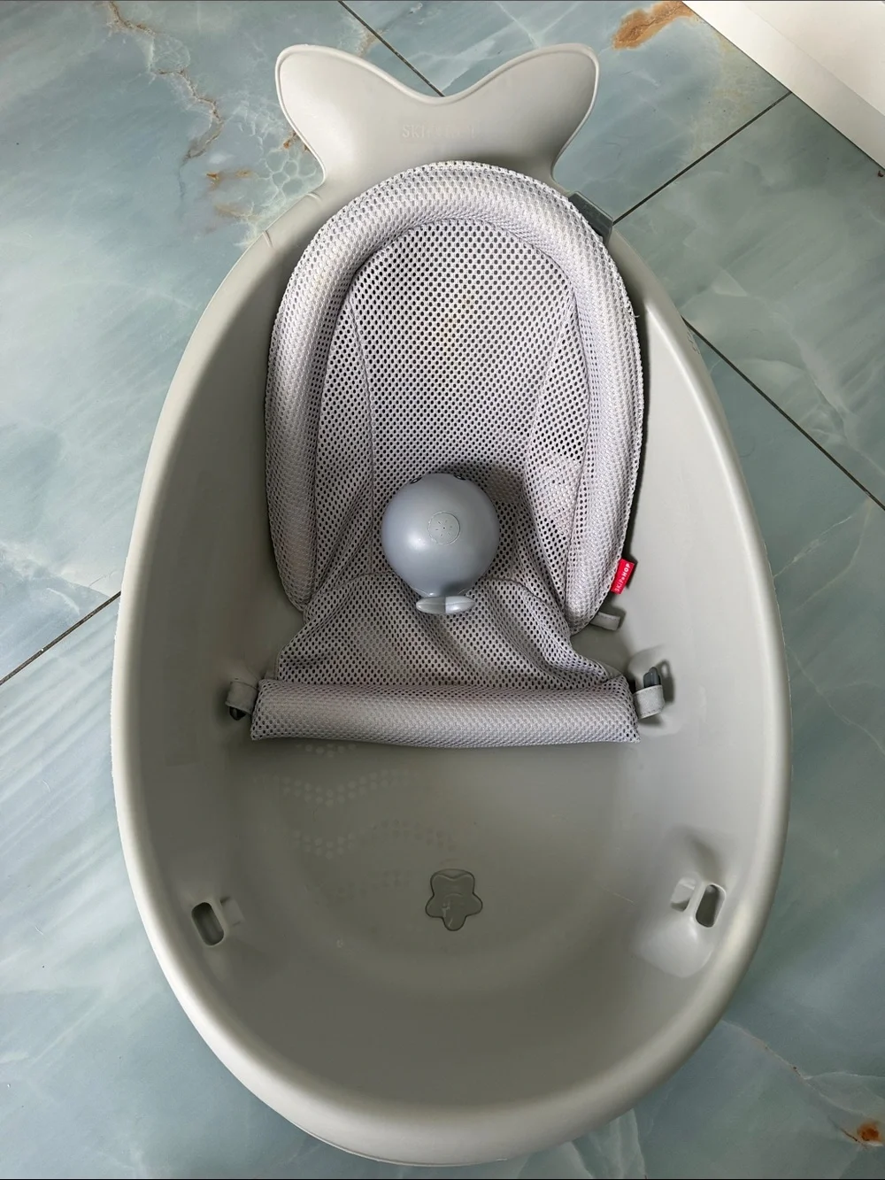 Skip Hop Gray Whale Infant Bath Tub with Mesh Sling and whale bath sprinkler