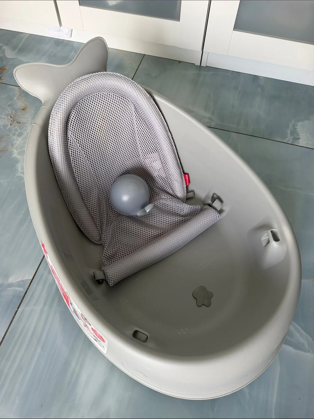 Skip Hop Gray Whale Infant Bath Tub with Mesh Sling and whale bath sprinkler