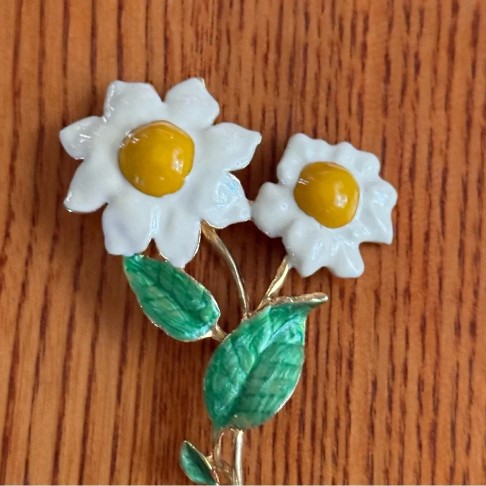Vintage enamel painted daisy brooch pin gold tone white green yellow costume
