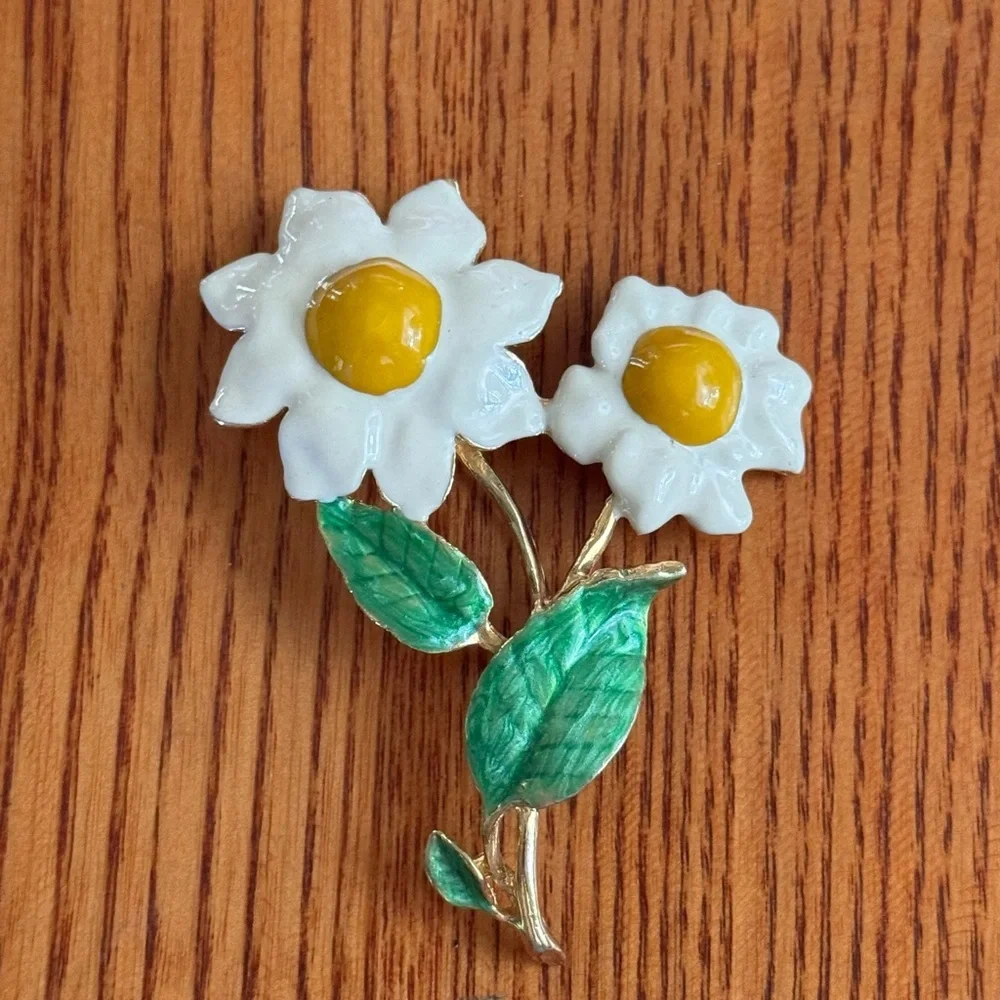 Vintage enamel painted daisy brooch pin gold tone white green yellow costume