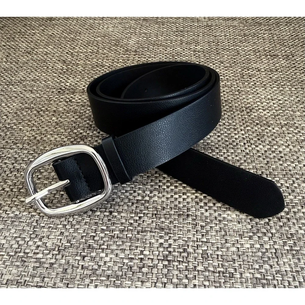 H&M Black Leather Belt Sz Medium Silver Tone Round Buckle. 42