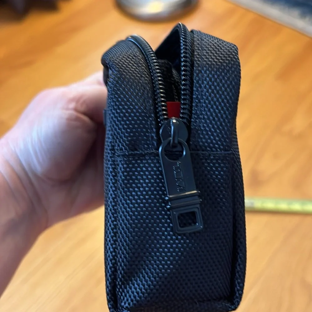 Tumi delta small