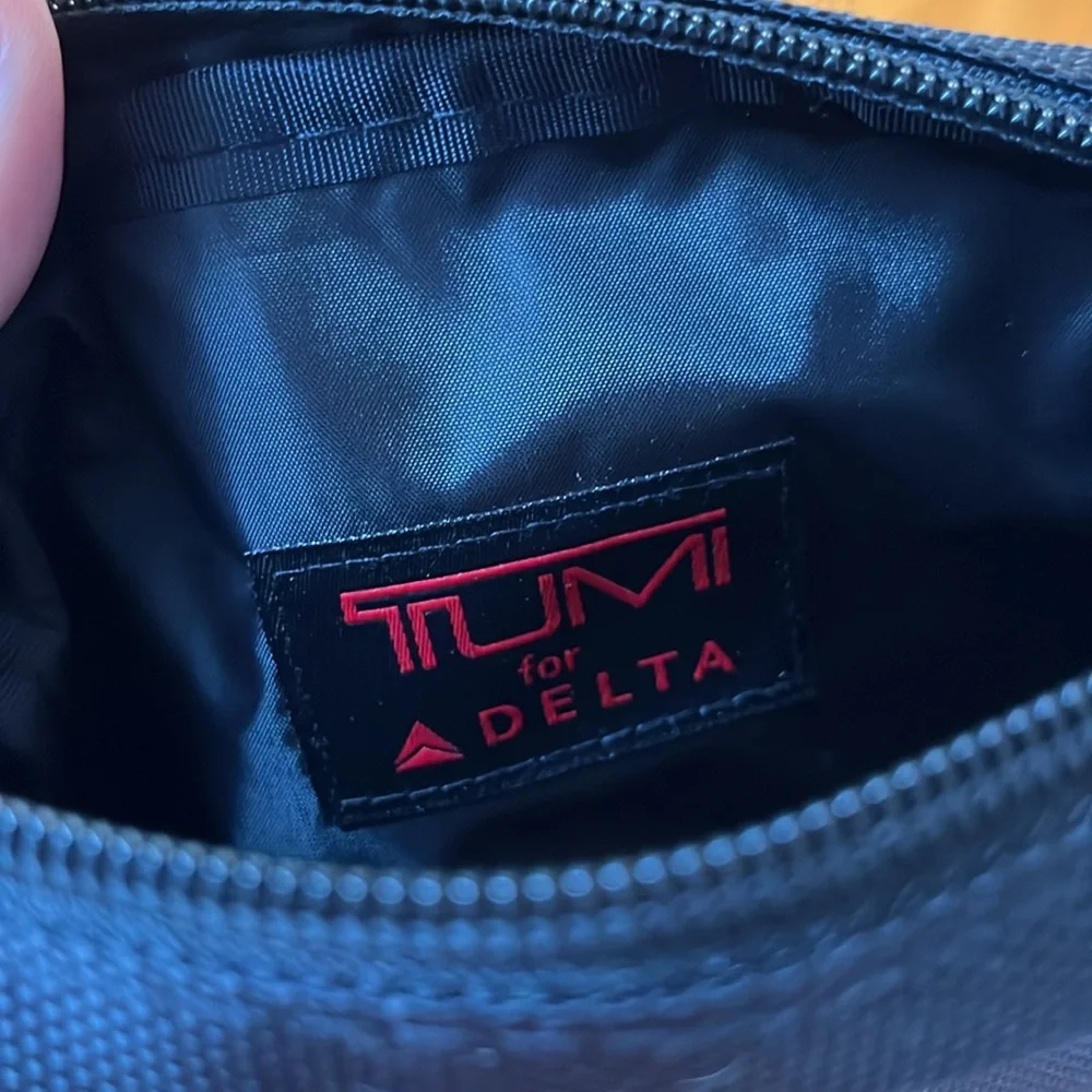 Tumi delta small