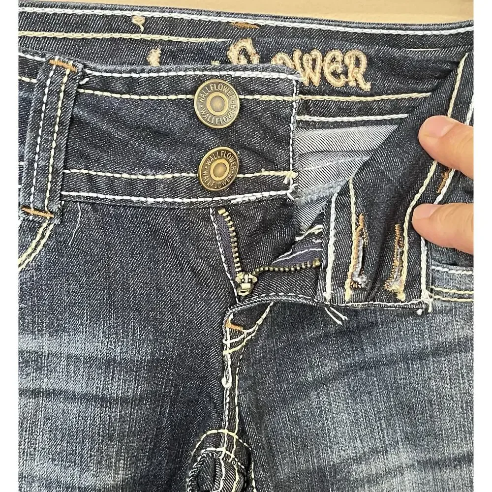 WallFlower Jeans Women's Size 0 W26 L29 Embroidered Rhinestone Bling Pocket NWOT