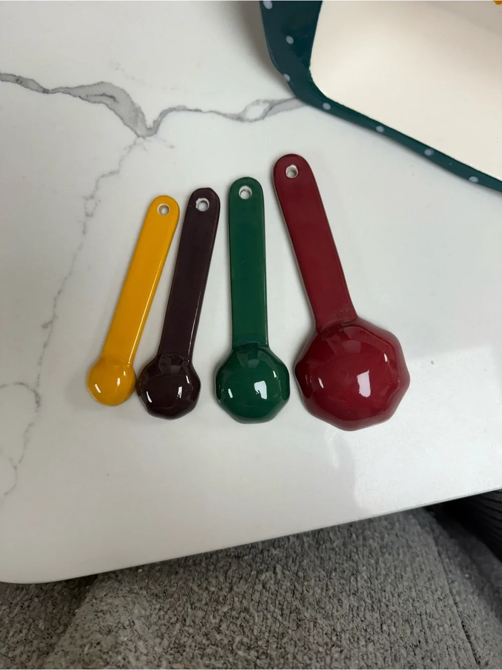The Pioneer Woman set measuring