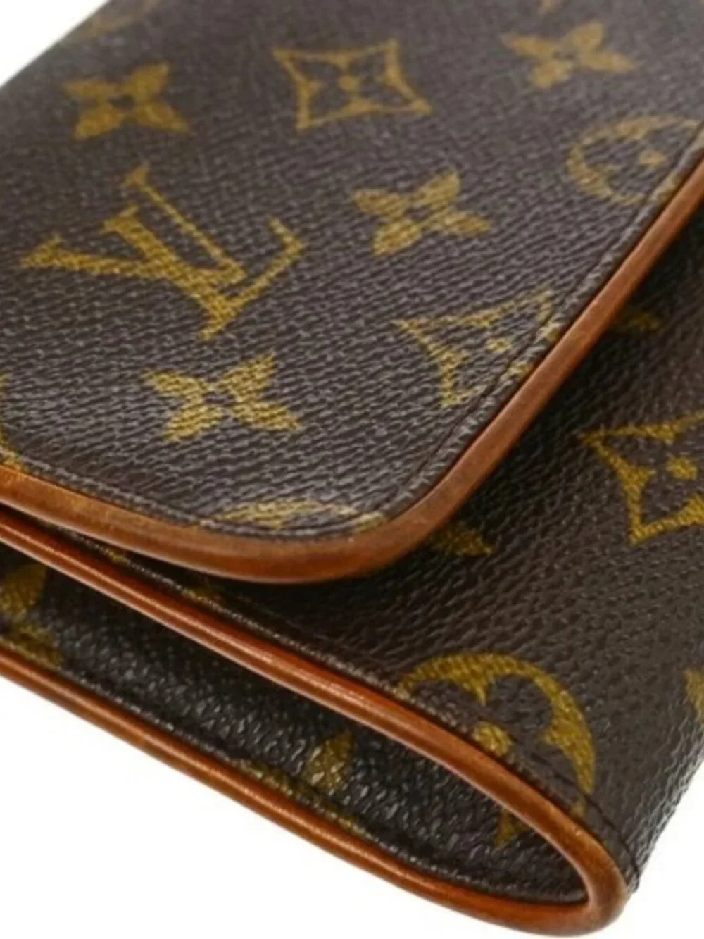 Louis Vuitton excellent scuff outside