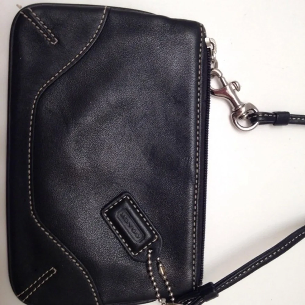 COACH - black leathe wristlet wallet