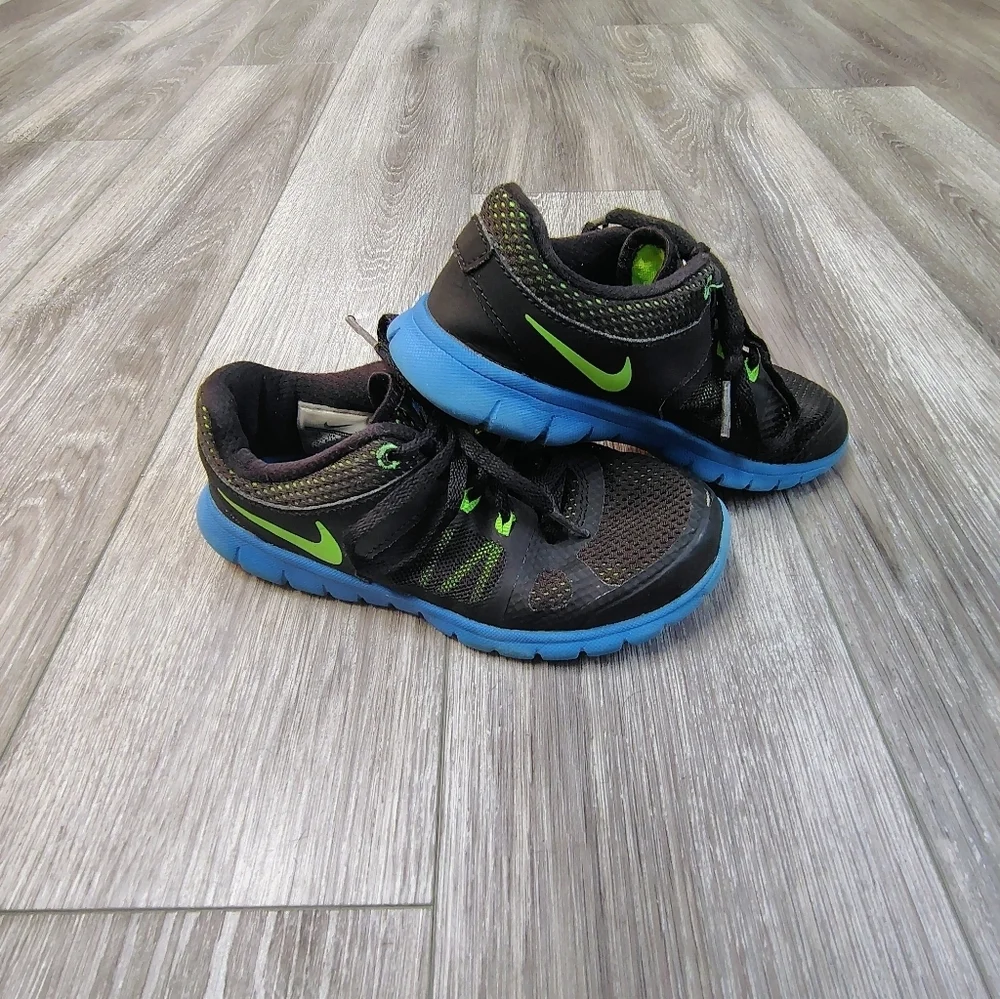 Nike Kids Black and Neon Green Sneakers