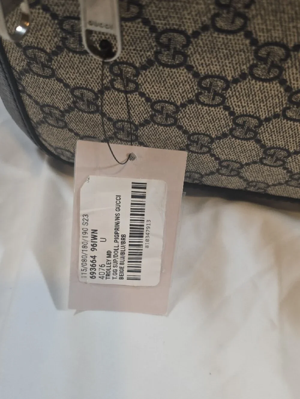 Gucci carry signature