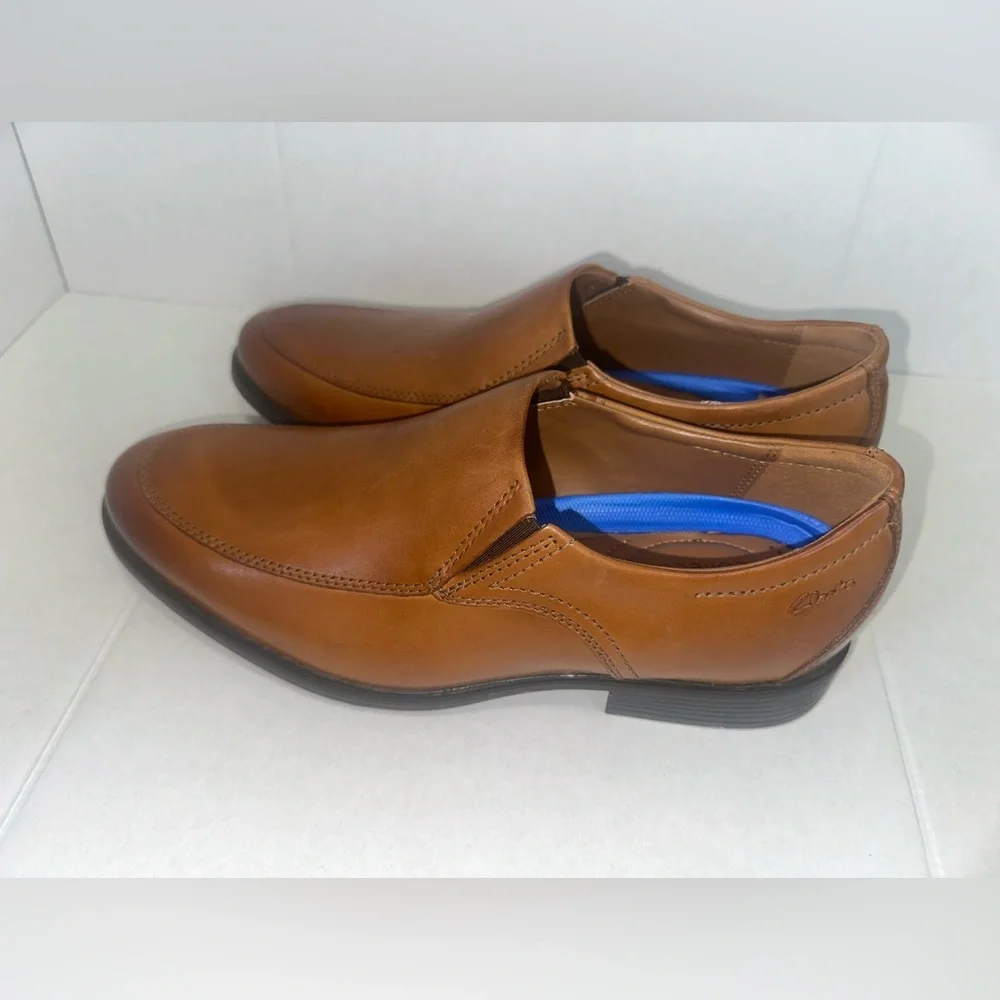 Clarks Men's Brown Leather Slip-Ons size 8 1/2W.      (#144)