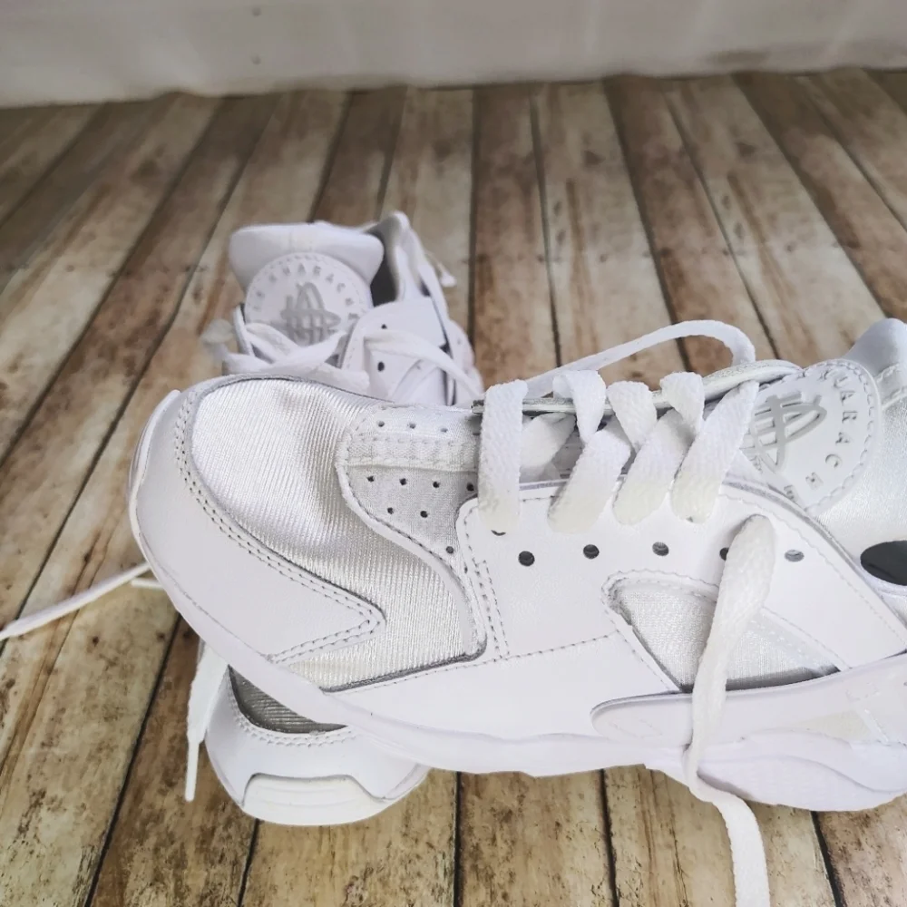 Nike Air Huarache NWOT White Sneakers 3.5