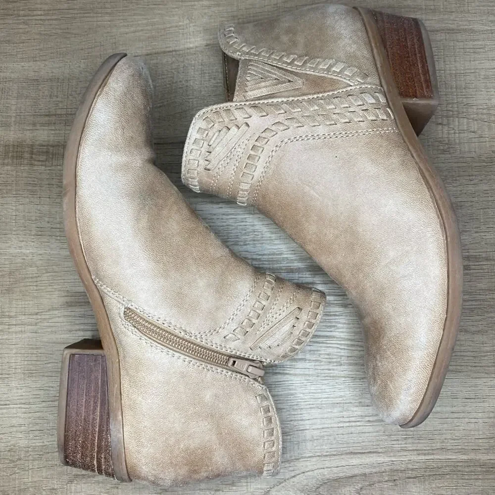 BareTraps Gerty Tan Suede Brown Zip Ankle Booties Low Heel Shoes Women’s 7.5