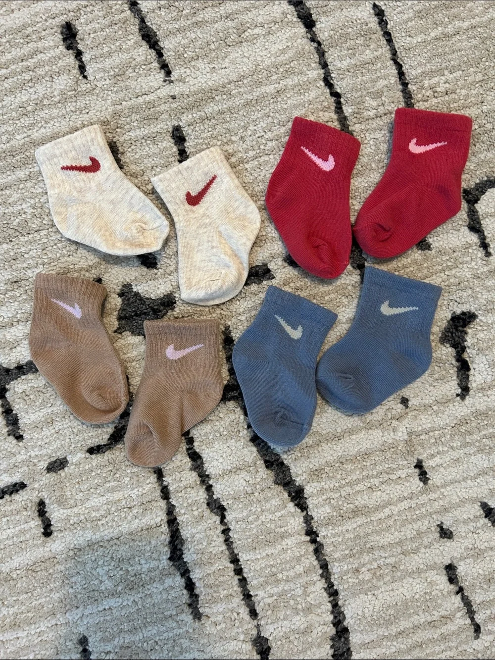 Nike Kids Assorted Crew Socks in Red, Blue, Sand, Cream NWOT, size 0-6 months