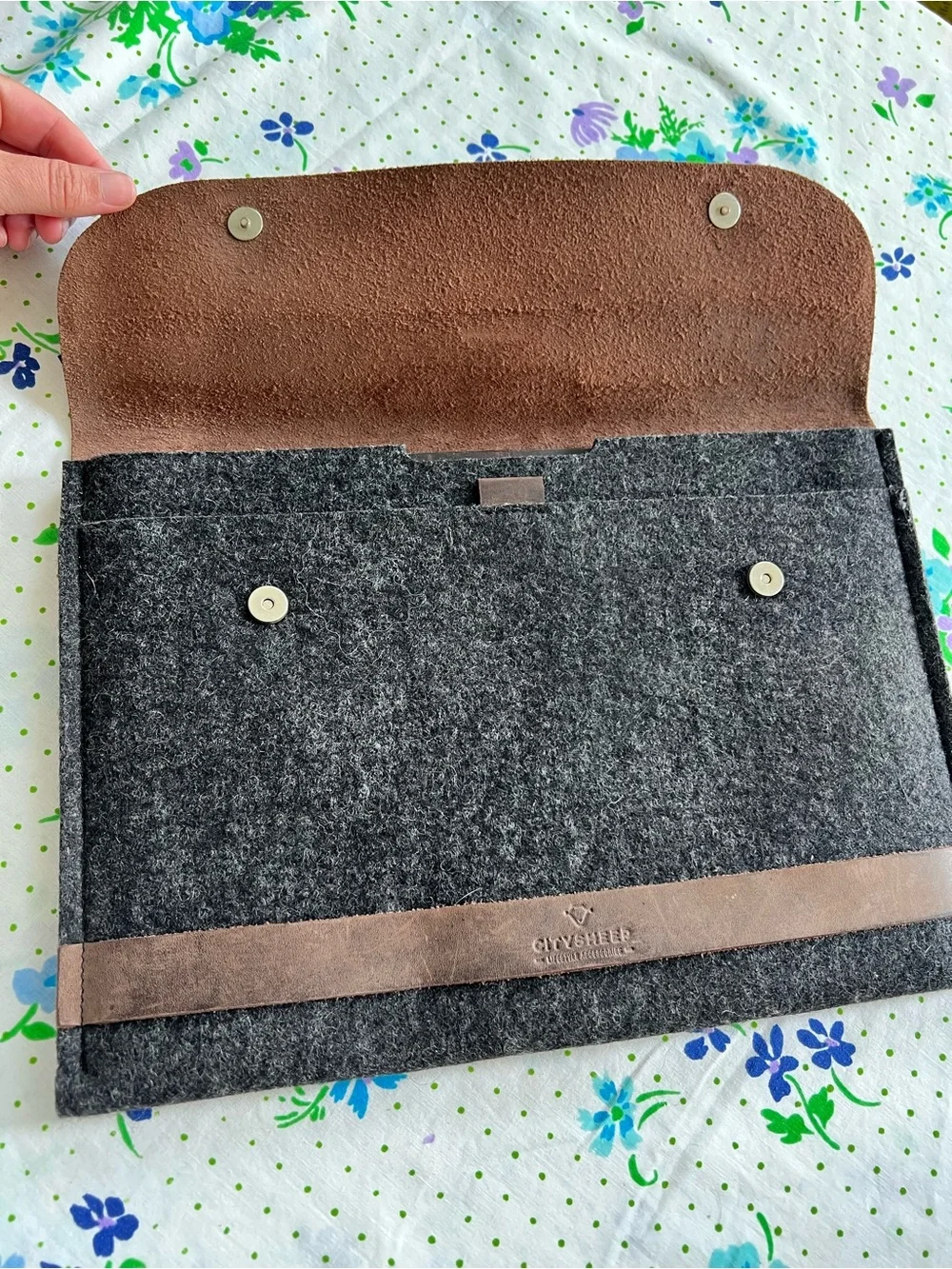 City Sheep 100% Wool Felt & Leather Laptop Sleeve