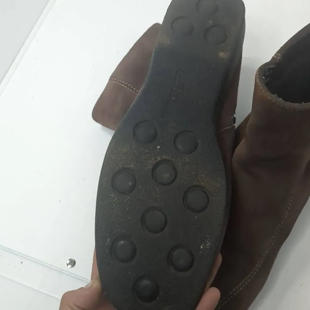 Clarks ships quickly