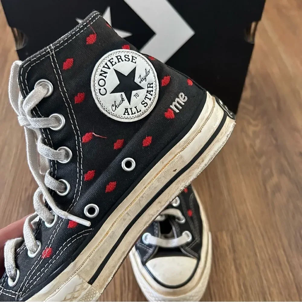 CONVERSE all Star Chuck Taylor hi top kiss lips embroidered lace up shoes sz7