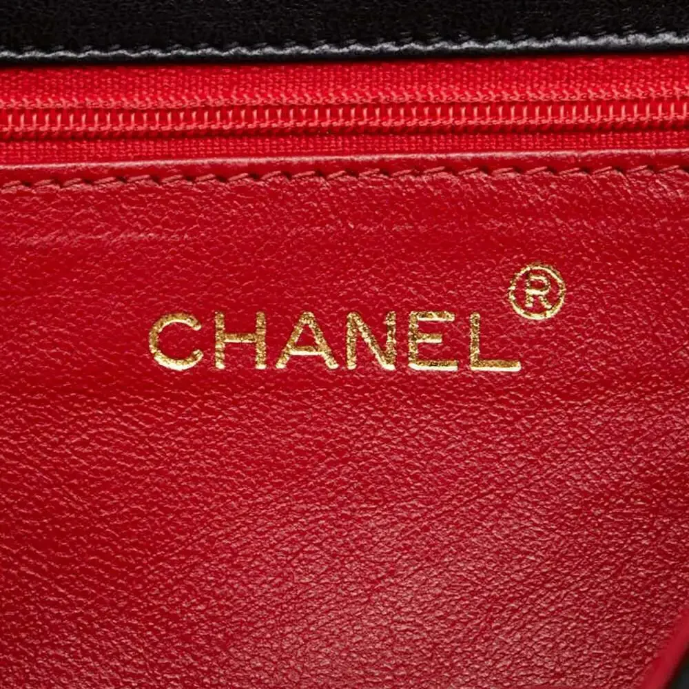 CHANEL Black Leather Shoulder Bag