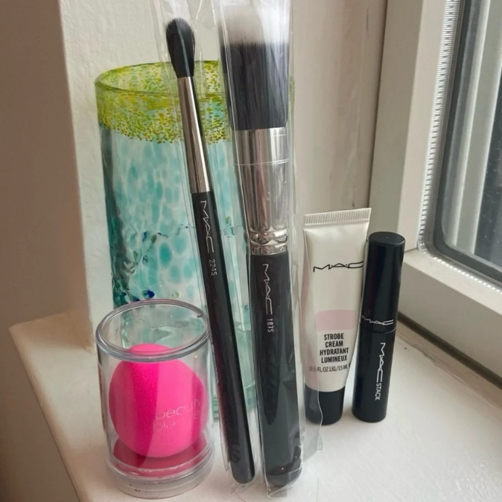 MAC Brush 224S Tapered Blending Brush - NWT