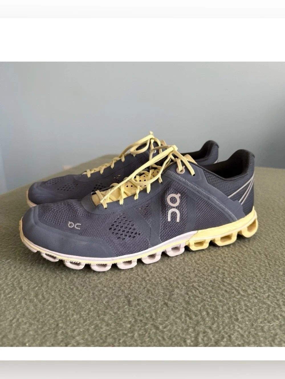 On Cloud Cloudflow Running Shoes Women’s Size W 10 Gray Yellow Athletic Sneakers