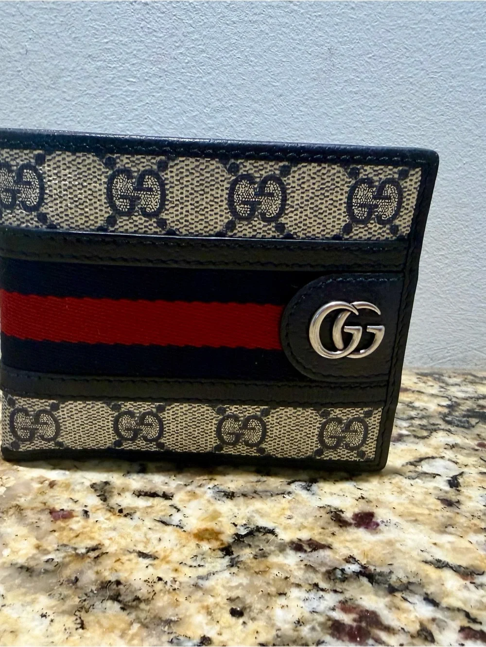 Gucci signature gg