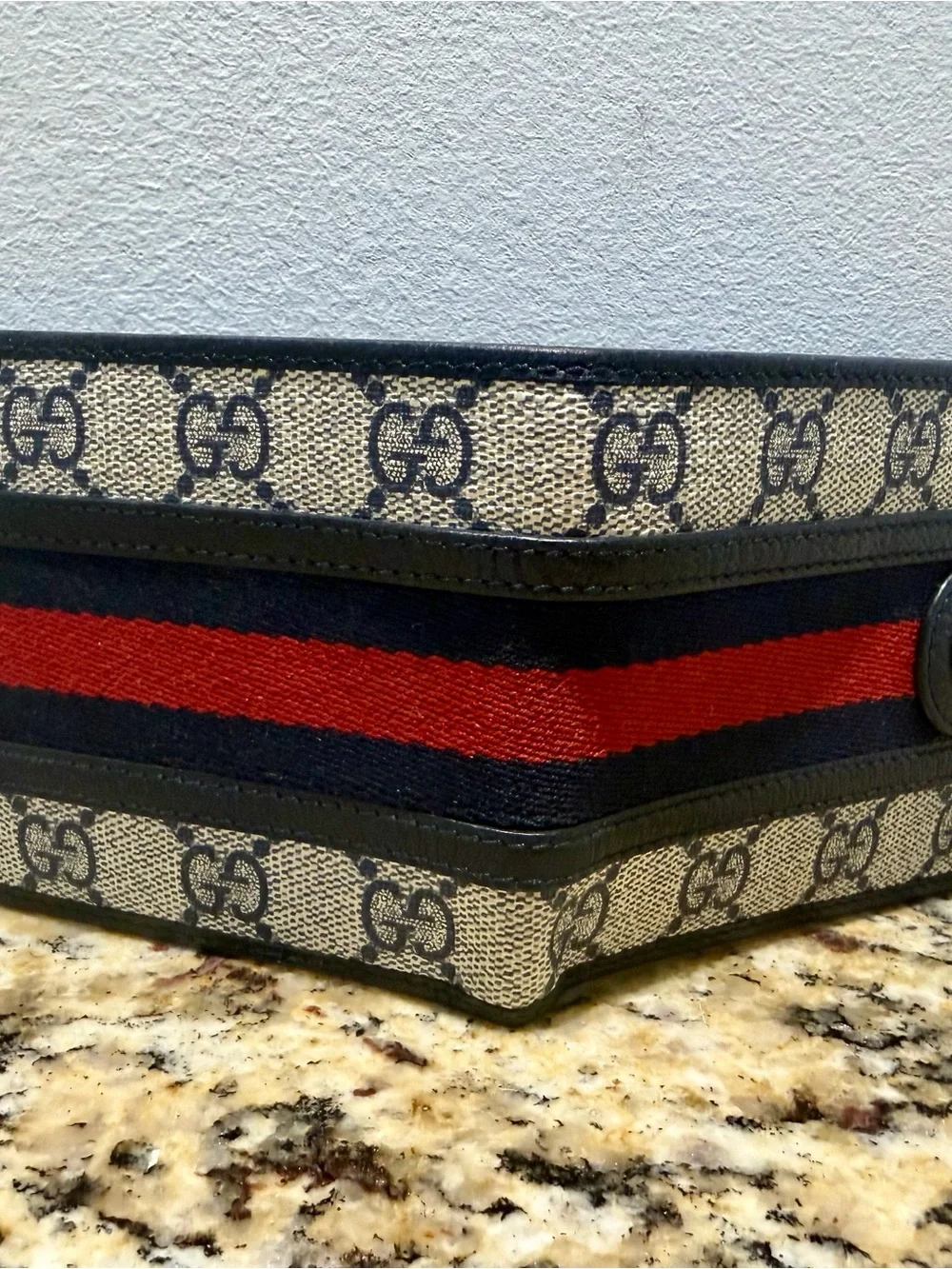 Gucci signature gg