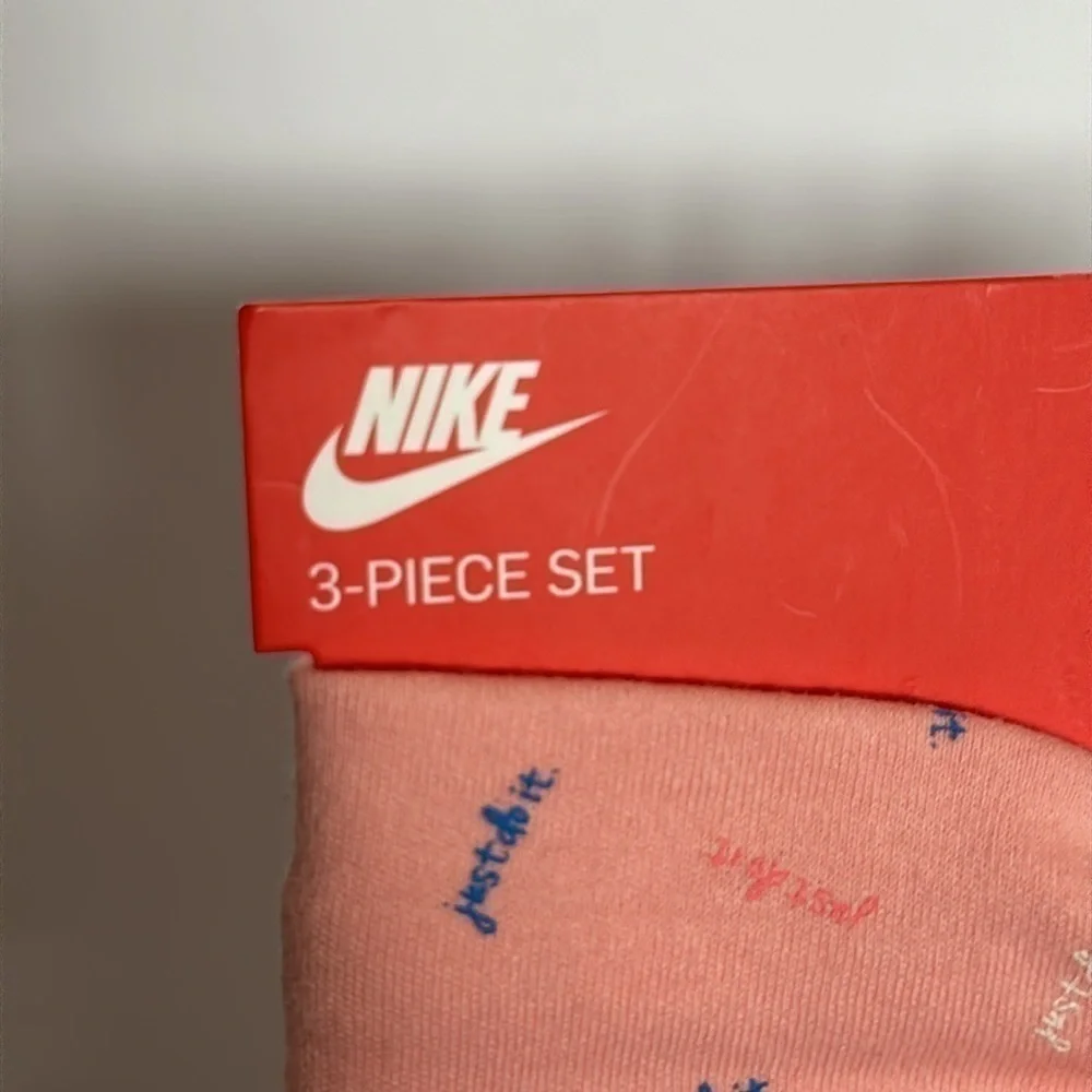 Nike pink white
