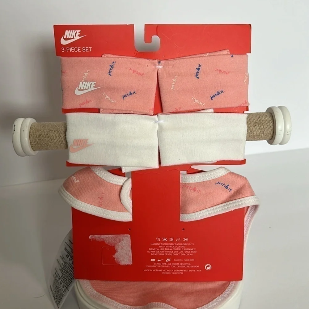 Nike pink white