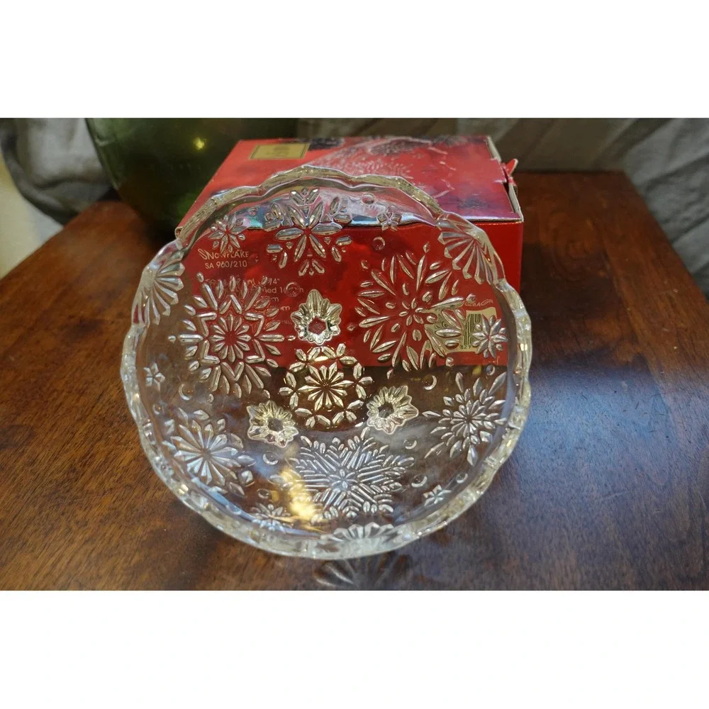 Vintage Mikasa clear‎ glass snowflake footed bowl 6 1/4 inches
