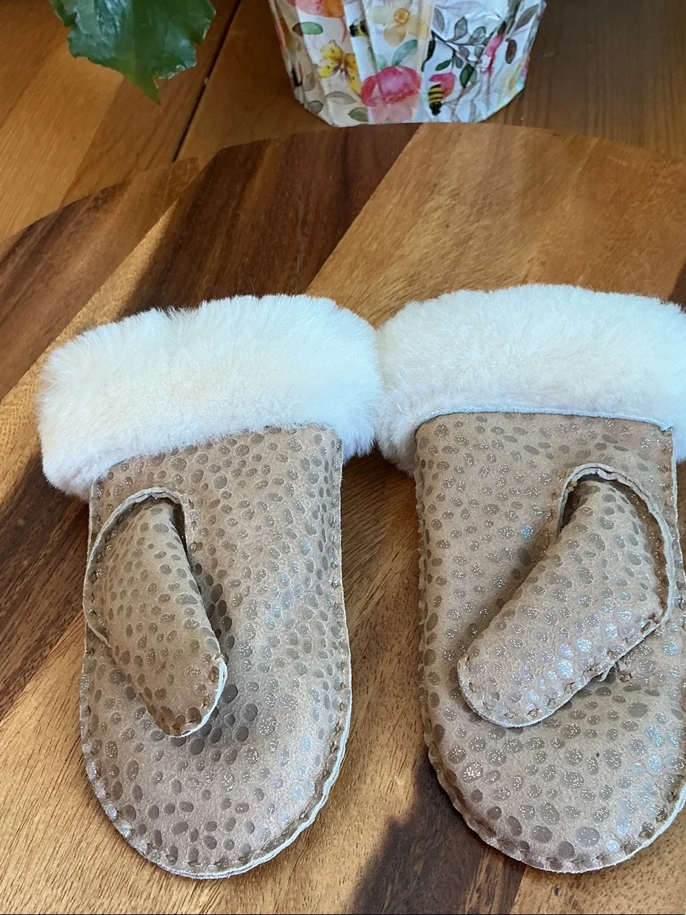UGG K Sparkle Dot Mitten Chestnut 4-6 yrs
