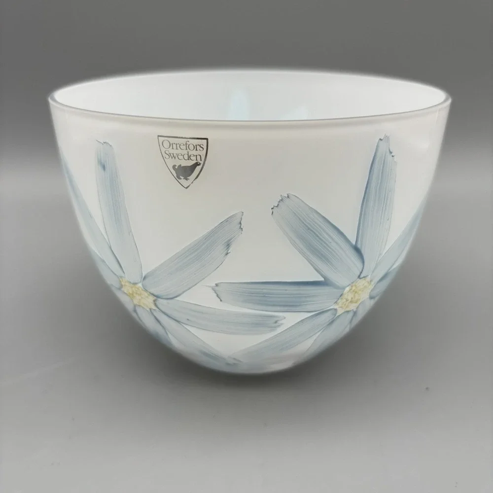 Orrefors Hand Painted‎ Daisies White Glass Round Deep Bowl  Signed 5