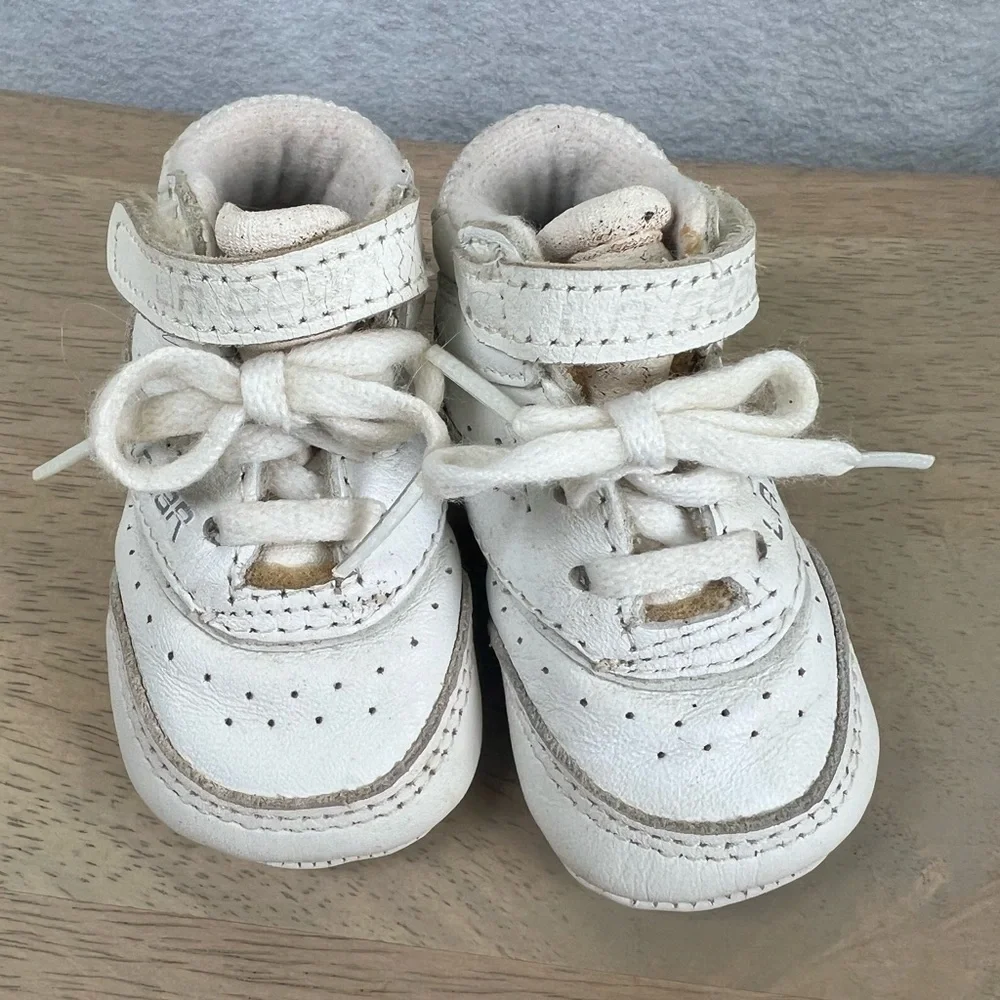 Vintage 90’s LA Gear White‎ Silver Infant Sneakers Size 1 Soft Bottom Crib Shoes