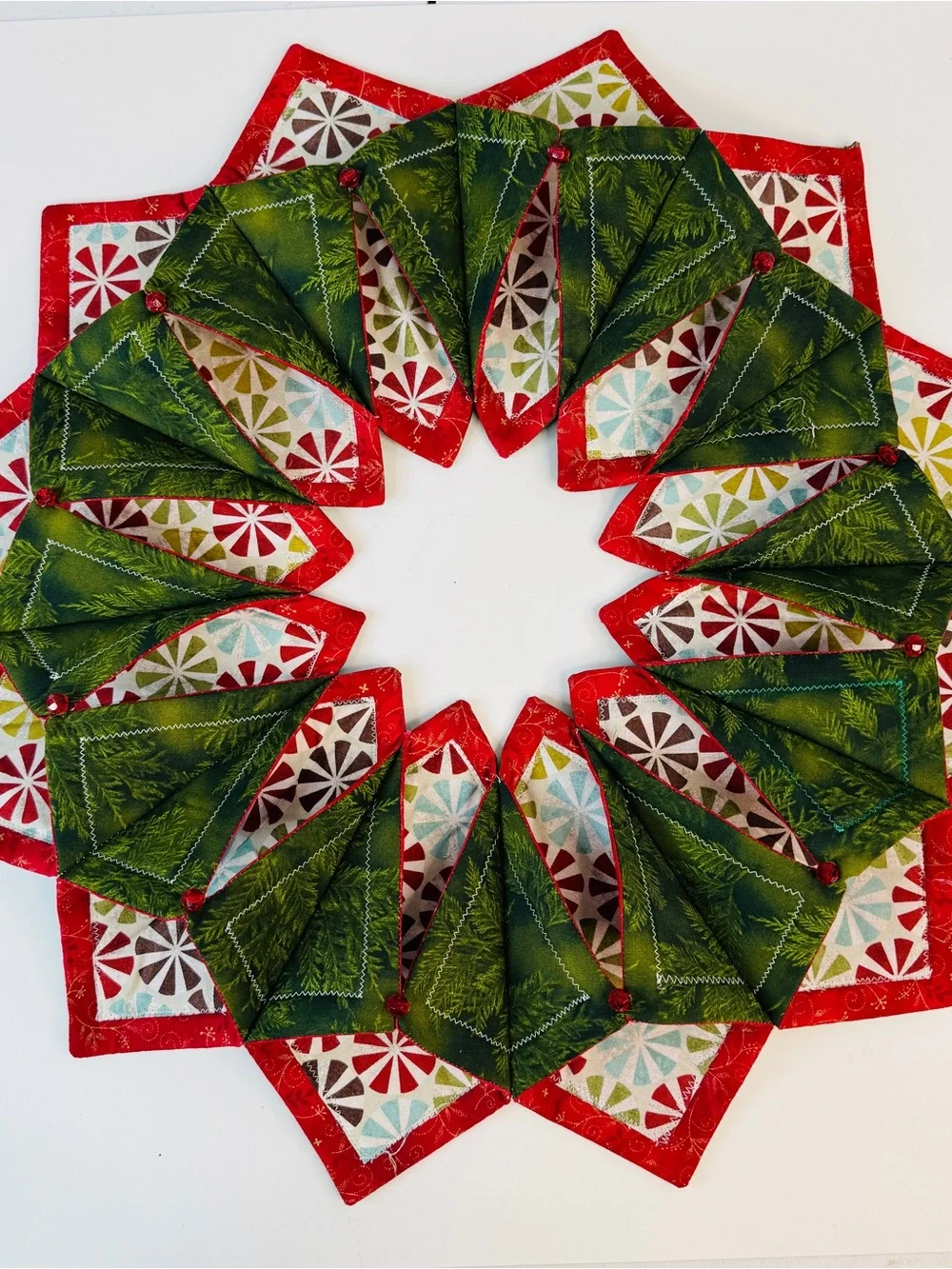 Quilted Holly Leaves Christmas Wreath Handmade Fabric Patchwork 21