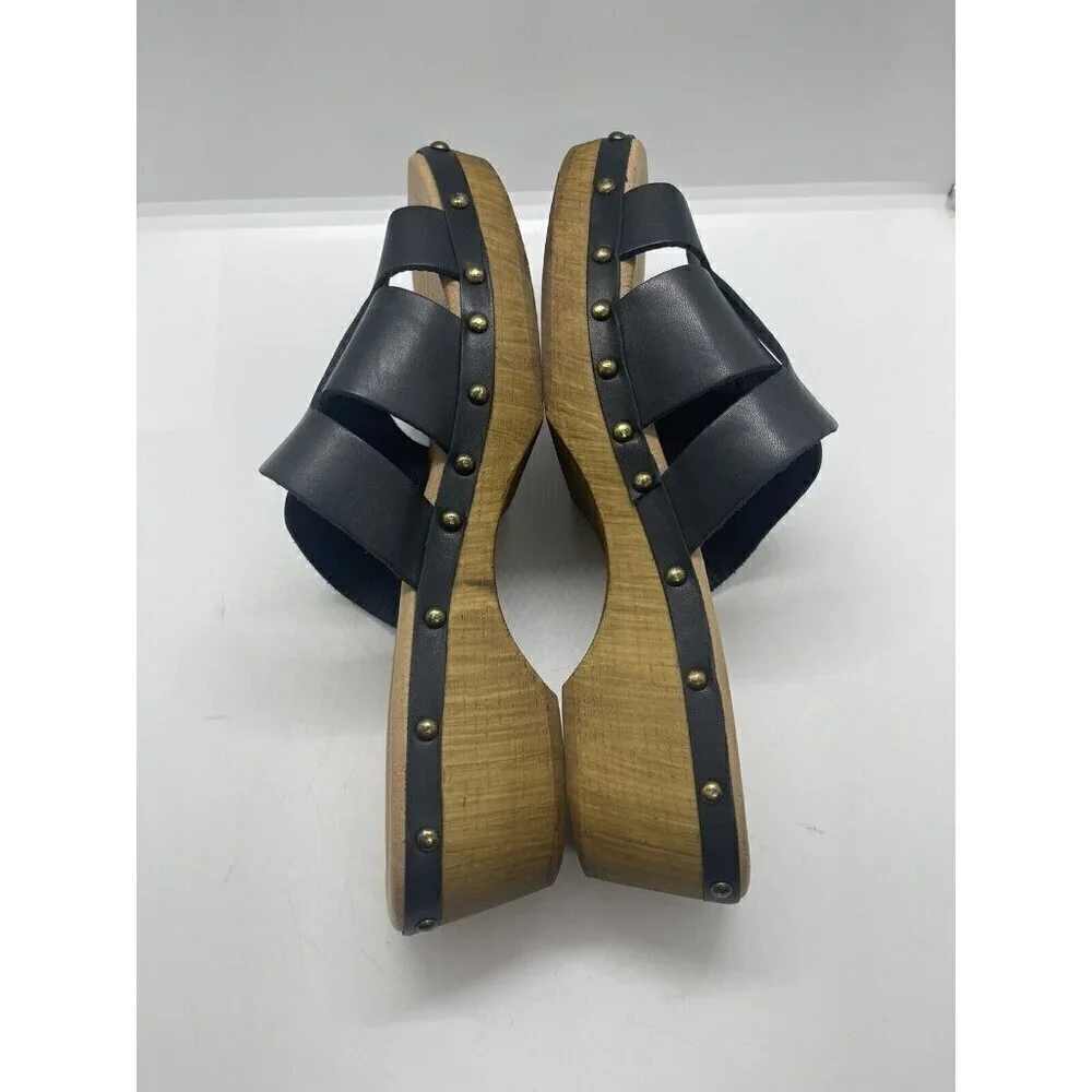 Eric Michael signs wear platform