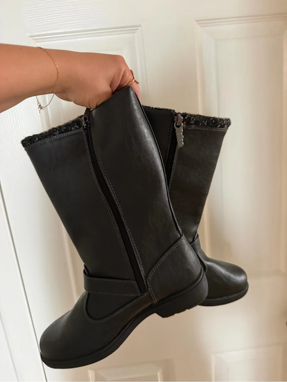 Women’s black totes boots 8