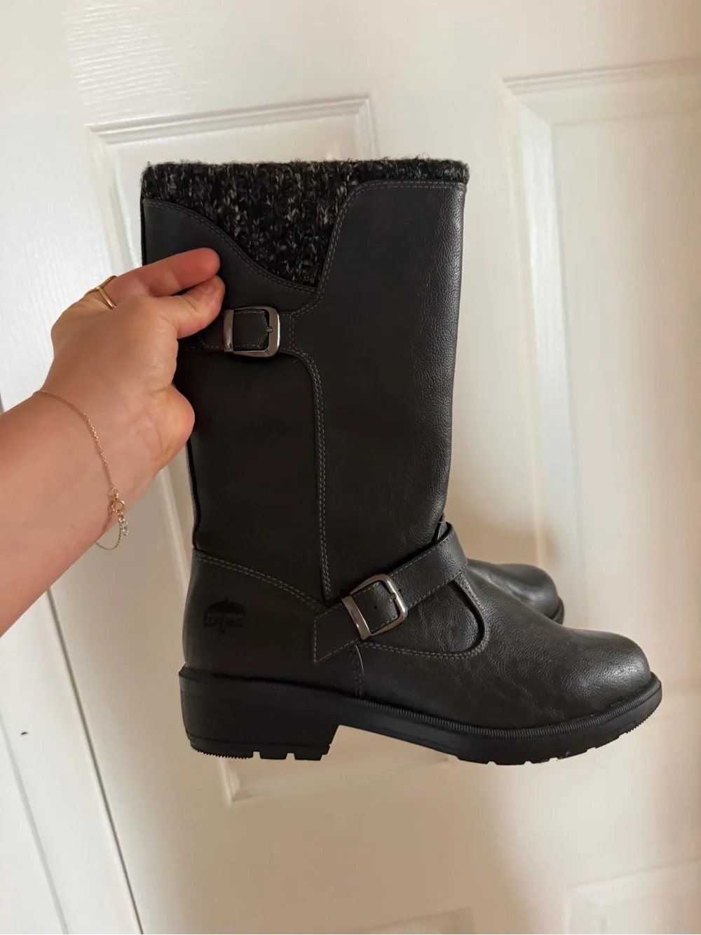 Women’s black totes boots 8