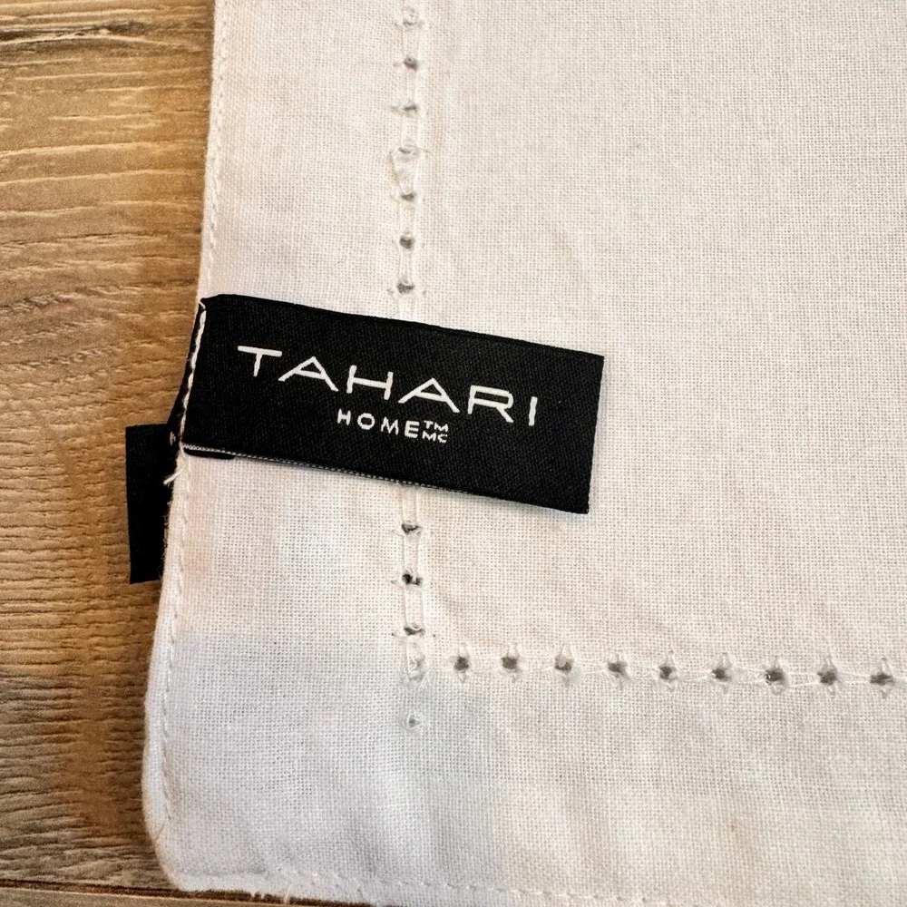 Tahari Home Set of 4 Placemats Light Gray Metallic Dining Table Decor 13 x 19 in