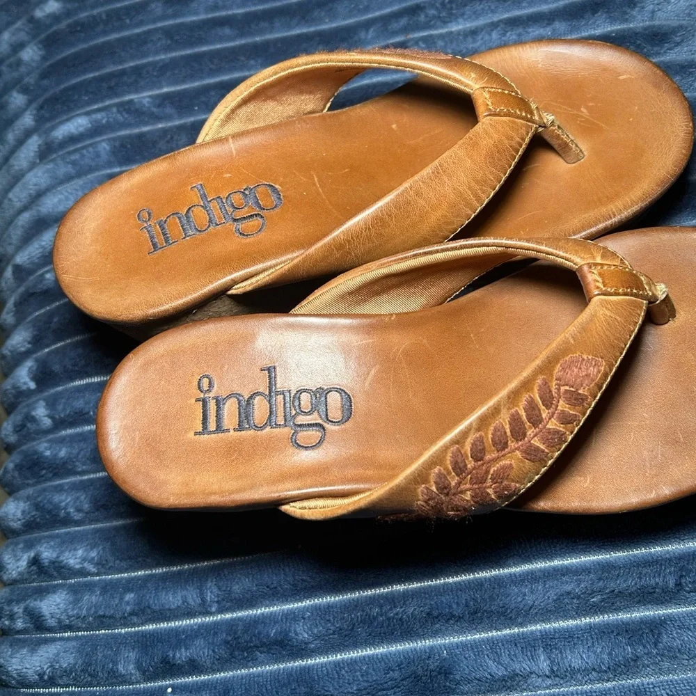 Indigo by Clarkes size 5 leather embroidered floral platform wedge thong shoes