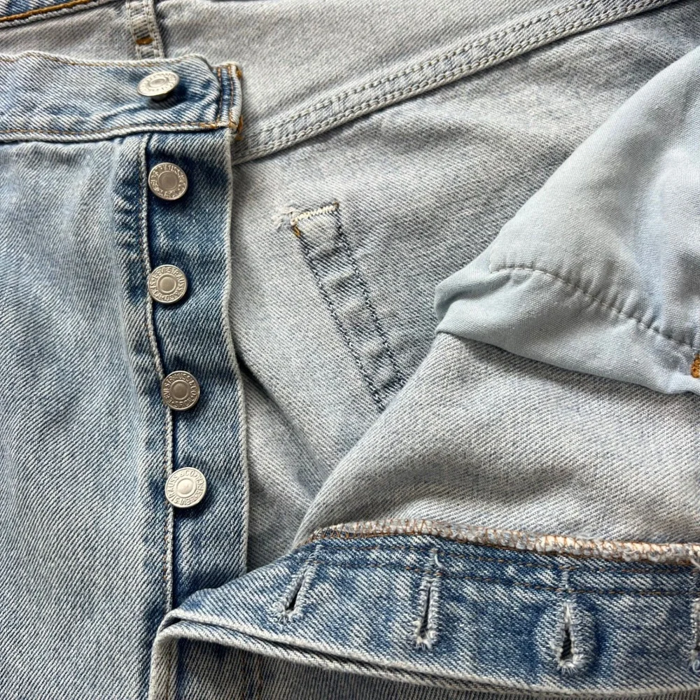 Vintage LEVI'S 501 Jeans Mens 38X34 Light‎ Wash Straight Leg Denim 2005 Stained