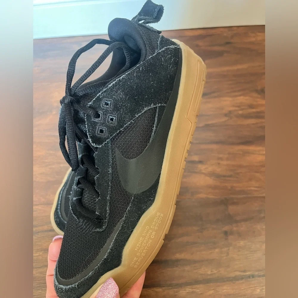 NWOT Nike Kids SB Day One Skate Shoe Black and Gum color Sneakers-Size 4.5
