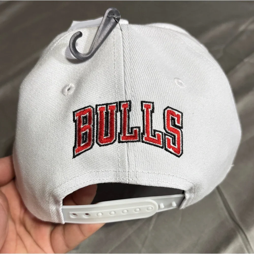 Ultra Game NBA Chicago Bulls Snapback Hat White Red Metallic Logo VGMG481F Cap