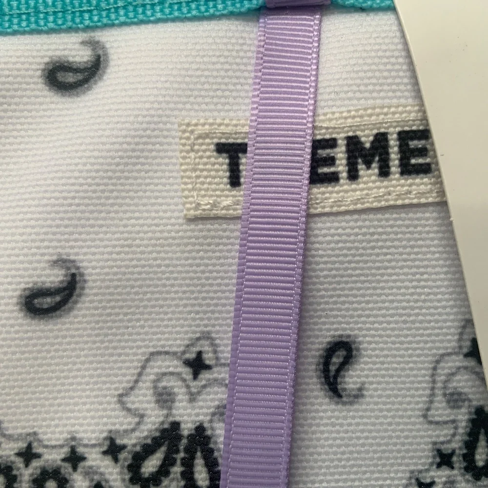Theme x Claire’s description embrace