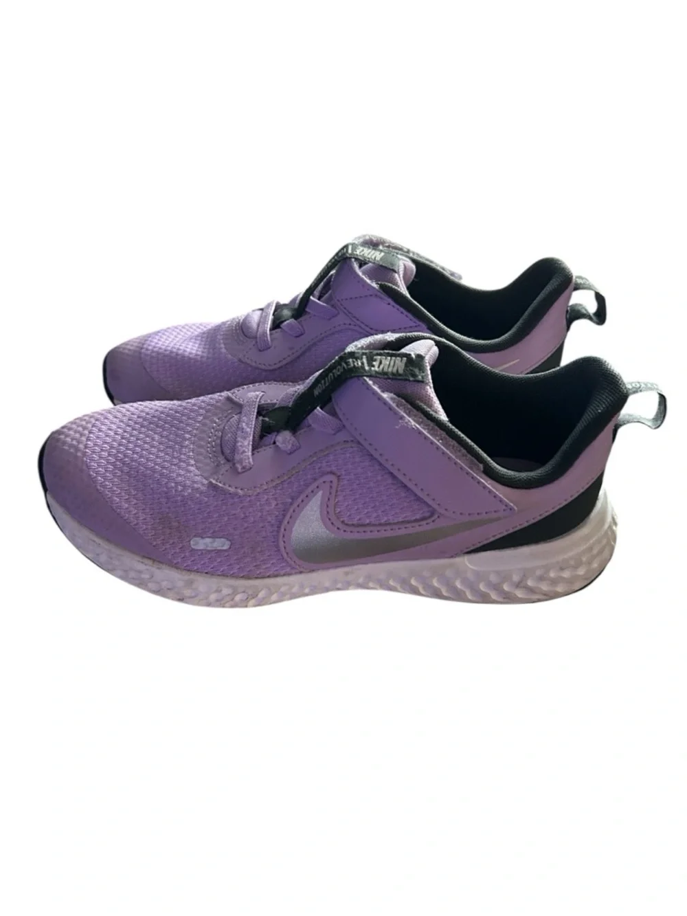 Nike Revolution 5 Lavender and Silver girls Athletic Sneakers sz 2Y euc