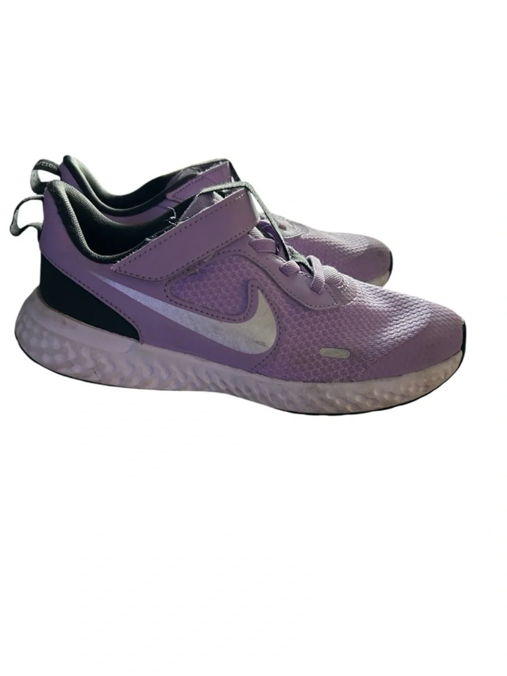 Nike Revolution 5 Lavender and Silver girls Athletic Sneakers sz 2Y euc